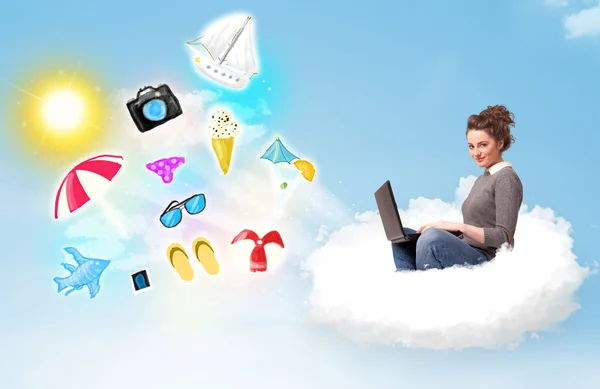 Ung forretningsmann som sitter i skyen med laptop – stockfoto