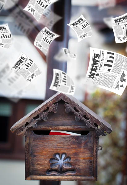 Briefkasten mit Tageszeitungen fliegt — Stockfoto