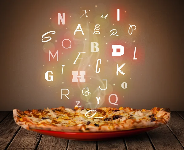 Ahşap üzerine renkli harflerle taze İtalyan pizza — Stok fotoğraf