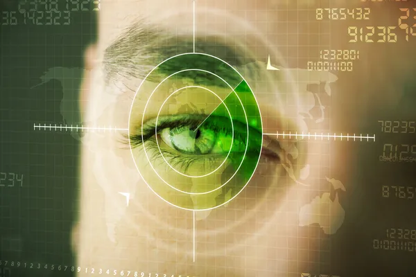 Homem moderno com cibertecnologia alvo olho militar — Fotografia de Stock