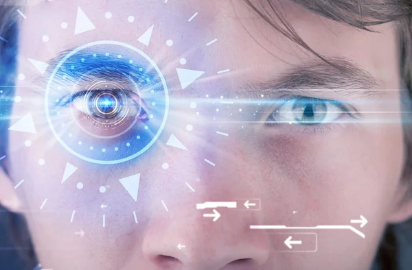Cyber muž s technologie očí při pohledu do blue iris — Stock fotografie