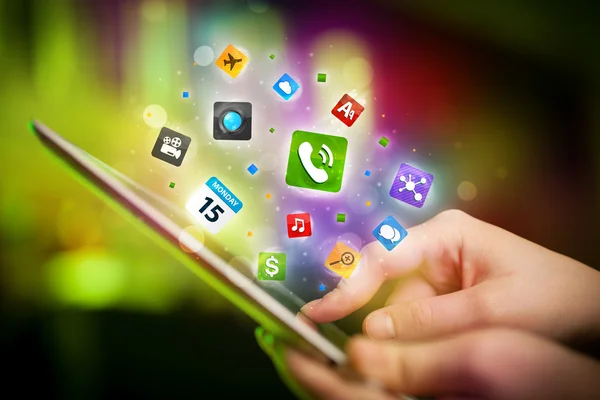 Hand aanraken tablet pc, sociaal netwerk concept — Stockfoto