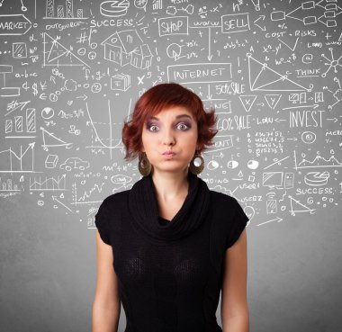 Elle çizilmiş hesapları ve simgeleri olan genç ve güzel bir bayan.