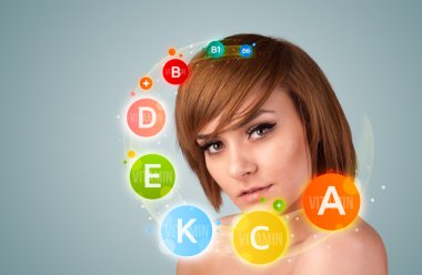 genç ve güzel kız ile renkli vitamin simgeler ve semboller