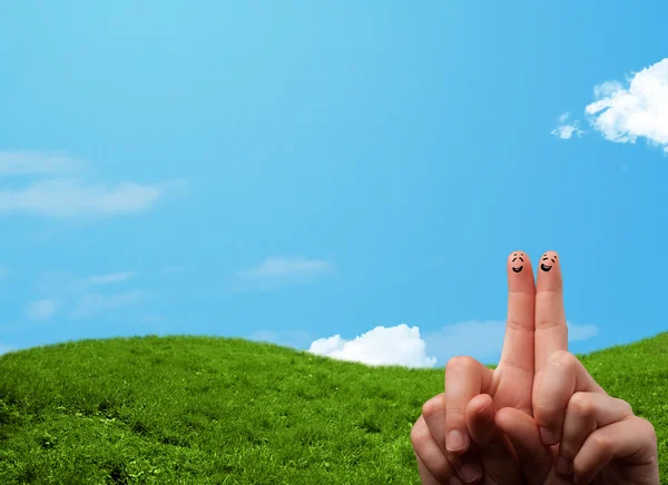 Vrolijke vingerglimlachen met landschap op de achtergrond — Stockfoto