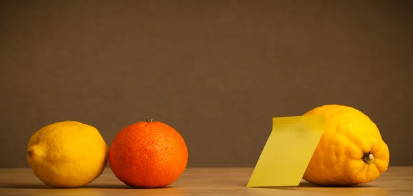 Lege post-it note gevezen op fruit — Stockfoto