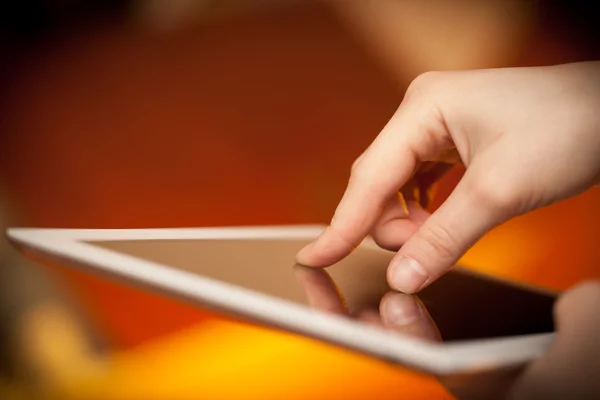 Zeigefinger auf Tablet-PC mit Leerraum — Stockfoto