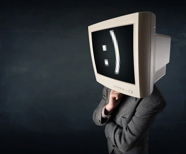 Joven empresario divertido con un monitor en la cabeza y sonriente — Foto de Stock
