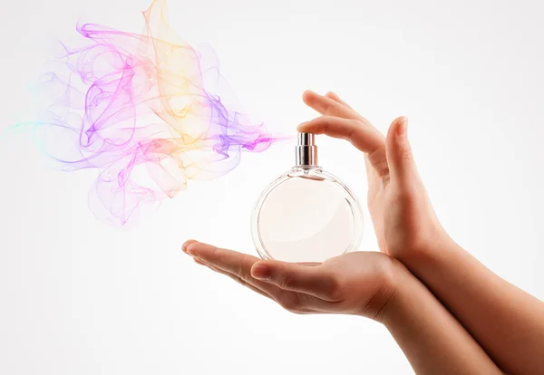 Vrouwenhanden spuiten parfum — Stockfoto