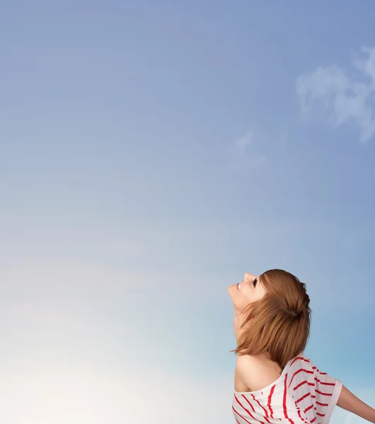 Girl looking at the blue sky copyspace — Stock Photo, Image