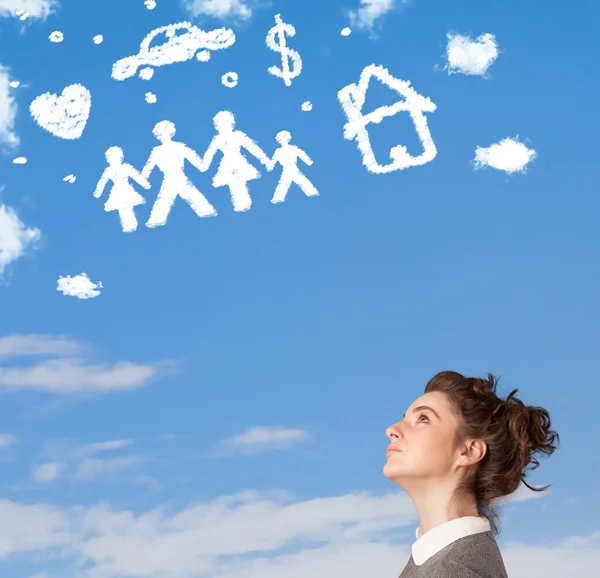 Chica joven soñando despierto con la familia y las nubes del hogar — Foto de Stock