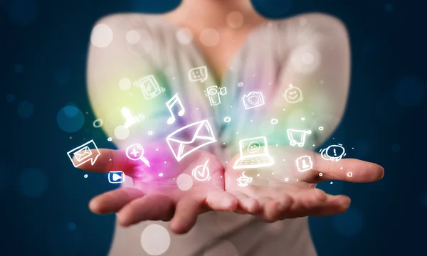 Renkli sosyal medya simgeleri sunan genç bir kadın