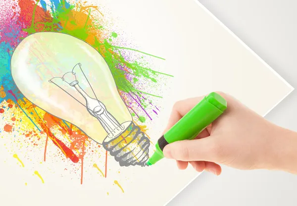 Hand ritning på papper en färgglad stänk glödlampa — Stockfoto