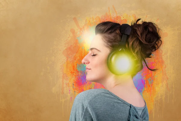 Young woman with headphones listening to music — Stock Photo, Image