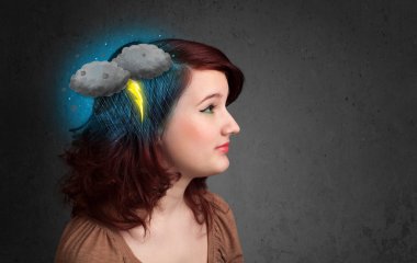 Fırtına yıldırım baş ağrısı ile genç kız 