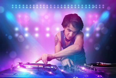 DJ karıştırma müzik turntable üzerinde sahne ışıkları ve 