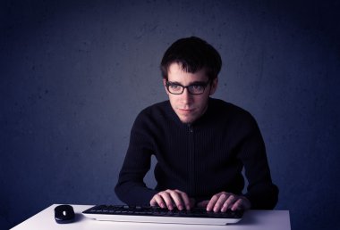 Hacker mavi arkaplanda klavye ile çalışıyor