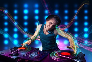 Genç dj kayıtları renkli ışıkları ile karıştırma