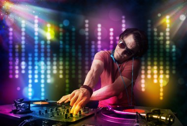 dj ışık gösterisi ile bir disko şarkıları çalma