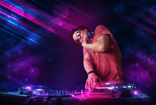 Jeune DJ jouant sur des platines avec des effets de lumière de couleur — Photo