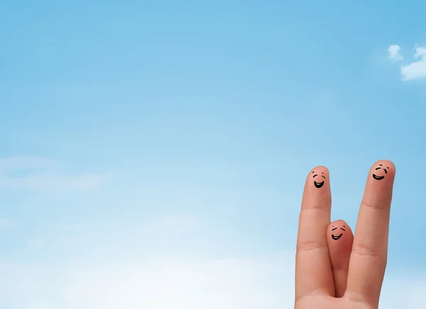 Glückliche Smiley-Finger beim Blick in den strahlend blauen Himmel — Stockfoto