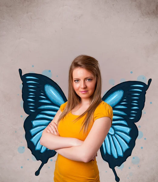 Jeune fille avec illustration papillon bleu sur le dos — Photo