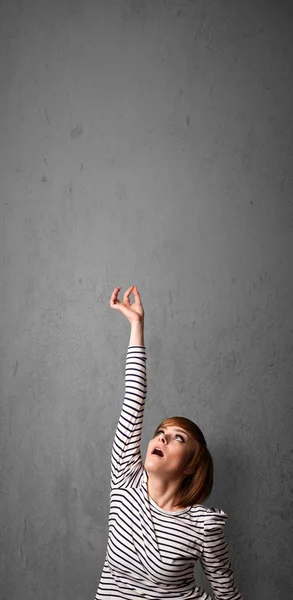 Mujer haciendo gestos con espacio de copia — Foto de Stock