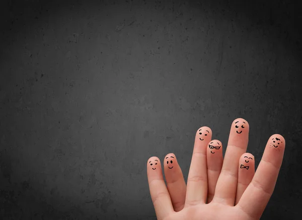 Sorrisi dito felice con spazio di copia vuoto sfondo scuro — Foto Stock