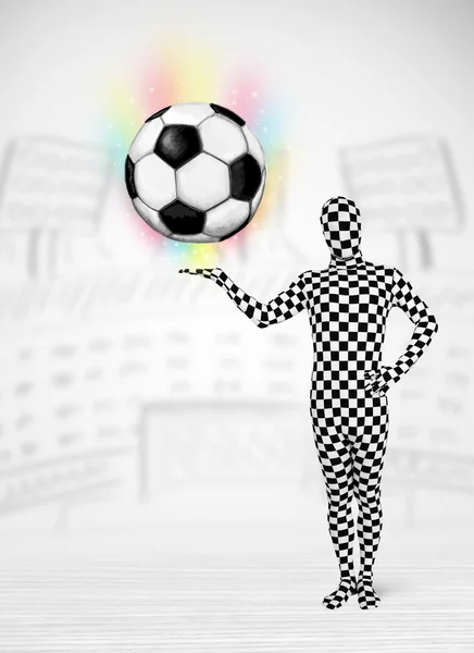 Uomo in completo body holdig calcio palla — Foto Stock