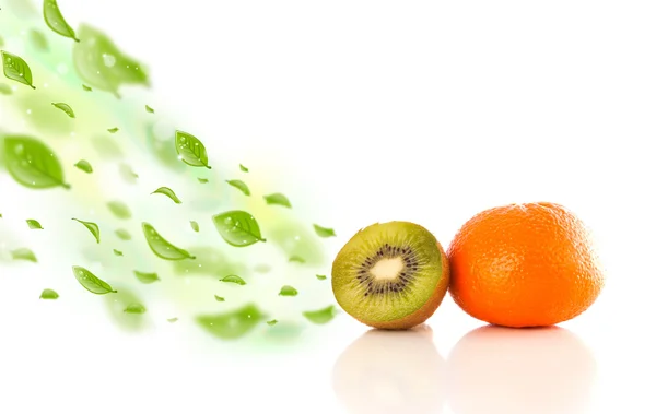 Frutas coloridas con hojas ecológicas verdes — Foto de Stock