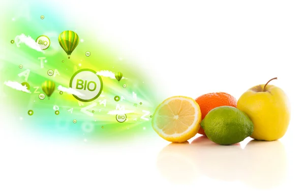 Frutti succosi colorati con segni ecologici verdi e icone — Foto Stock