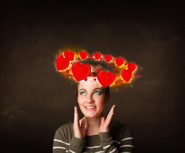 Kafasında kalp çizimleri olan genç bir kız.