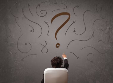 İş adamı soru işareti skecine bakıyor.