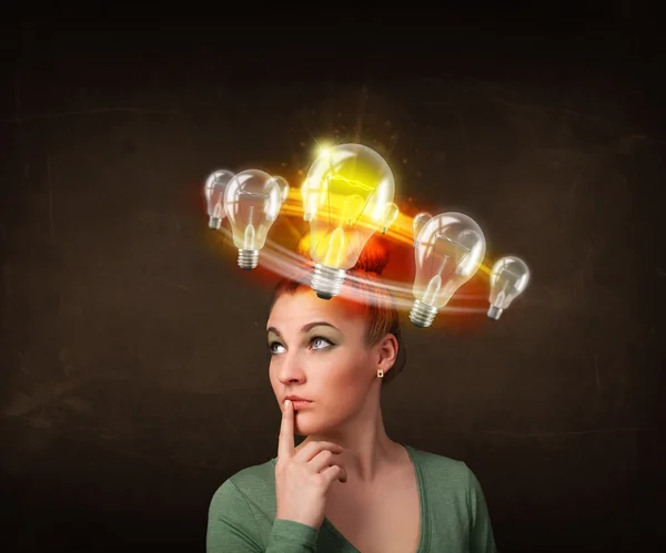 Femme avec des ampoules tournant autour de sa tête — Photo