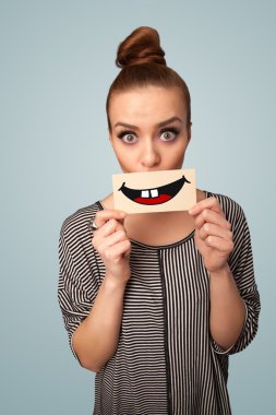 komik smiley ile kart tutan mutlu güzel kadın