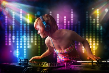 dj kız ışık gösterisi ile bir disko şarkıları çalma