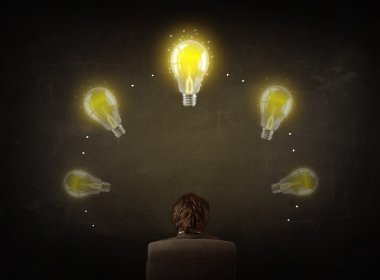 Lightbulbs ile başının üzerinde oturan işadamı