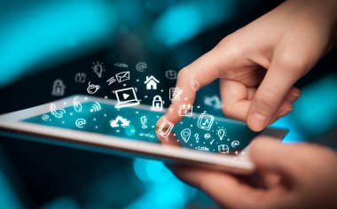 Tablet bilgisayarı üzerinde parmak işareti, sosyal medya kavramı