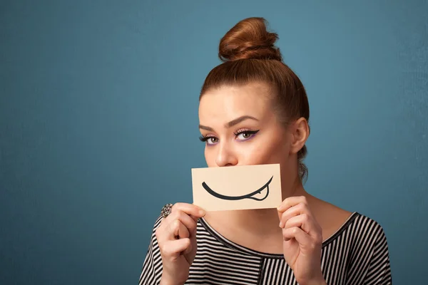 Hübsche junge Mädchen mit weißer Karte mit Lächeln Zeichnung — Stockfoto