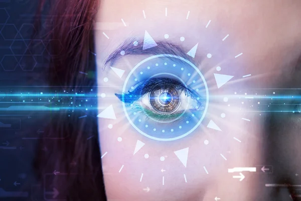 Kybernetická dívka s technolgy okem hledí do modré duhovky — Stock fotografie