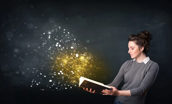 Giovane signora che legge un libro magico — Foto Stock