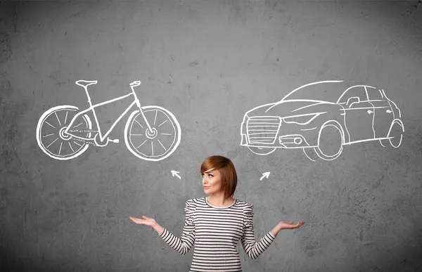 Mujer haciendo una elección entre bicicleta y coche — Foto de Stock