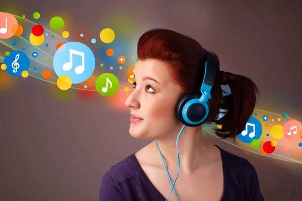 Young woman listening to music with headphones — Stock Photo, Image