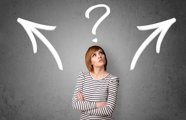 Молодая женщина принимает решение
