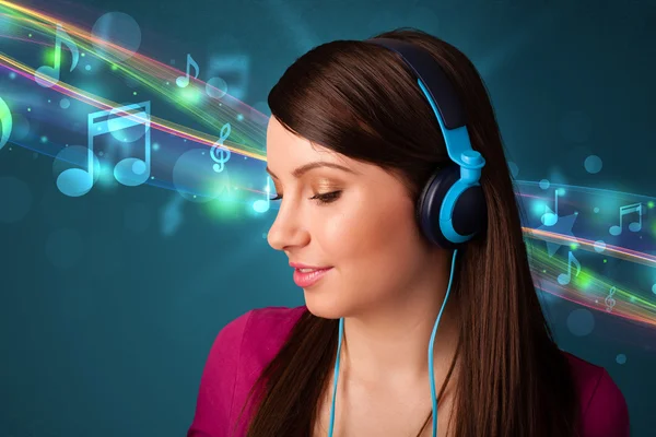 Молодая женщина слушает музыку в наушниках — стоковое фото