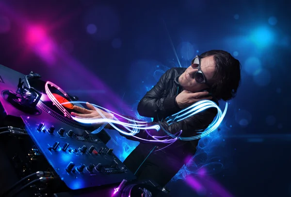 Disc jockey riproducendo musica con effetti di luce elettrica e luci — Foto Stock