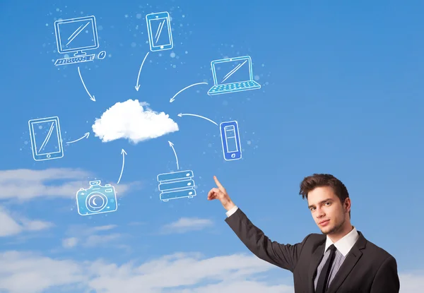 Bello uomo guardando concetto di cloud computing su cielo blu — Foto Stock