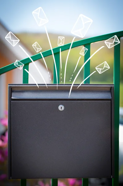 Ручні намальовані конверти, що виходять з поштової скриньки — стокове фото