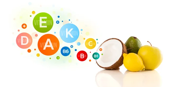 Gesunde Früchte mit bunten Vitamin-Symbolen und Symbolen — Stockfoto