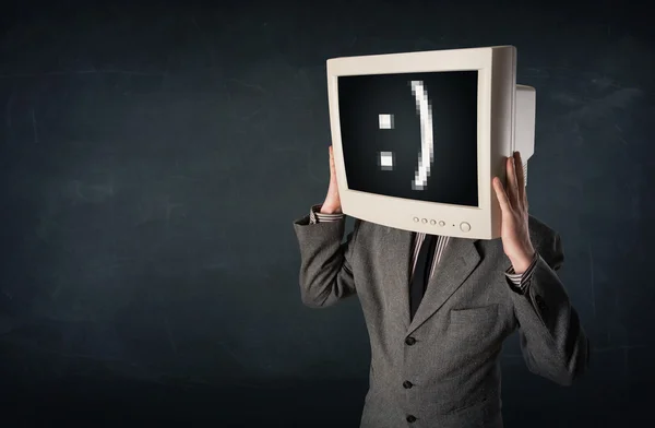 Joven empresario divertido con un monitor en la cabeza y sonriente — Foto de Stock